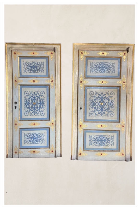 Coppia di porte in legno dipinto