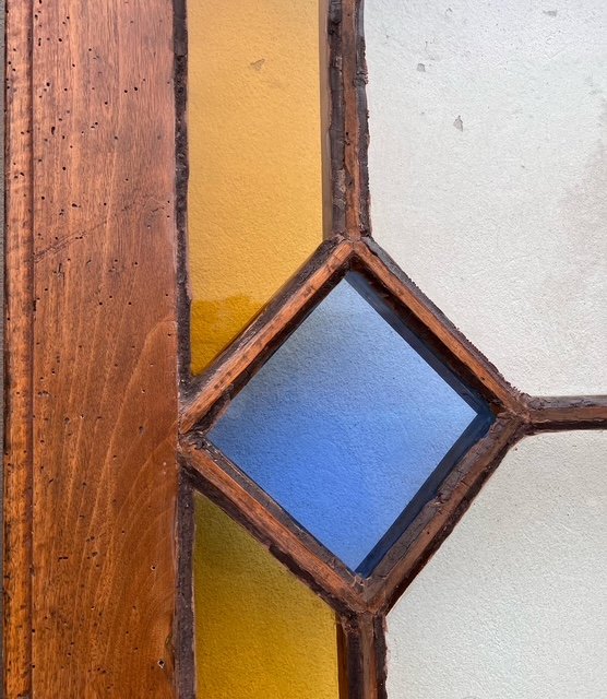 Porta in noce con pannello diamantato e con parte superiore a vetri colorati  -photo-3