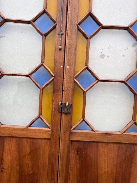 Porta in noce con pannello diamantato e con parte superiore a vetri colorati  -photo-1