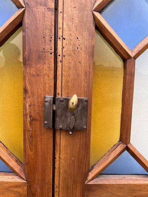 Porta in noce con pannello diamantato e con parte superiore a vetri colorati  -photo-2