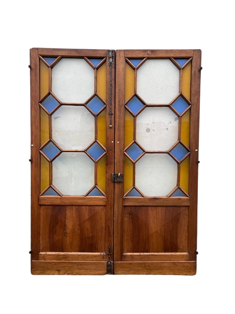 Porta in noce con pannello diamantato e con parte superiore a vetri colorati  