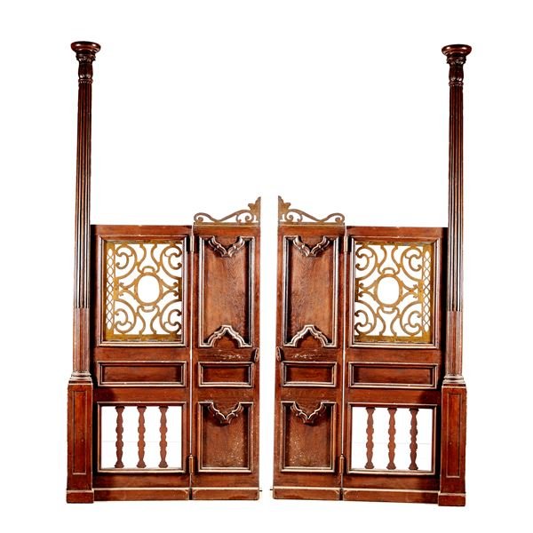 porta con 4 battenti con apertura a doppio senso,  colonne laterali e pannelli in metallo trafo