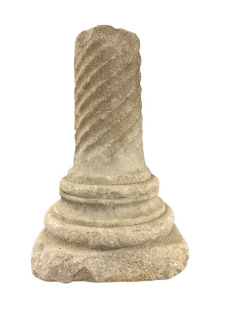 Colonna in marmo bianco con scanalature elicoidali e capitello-photo-3