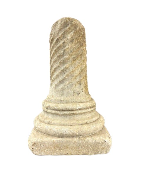 Colonna in marmo bianco con scanalature elicoidali e capitello-photo-4