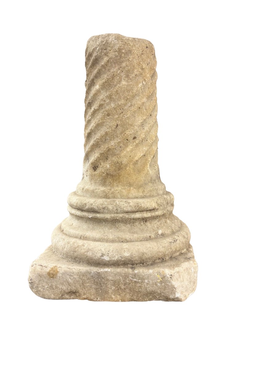 Colonna in marmo bianco con scanalature elicoidali e capitello