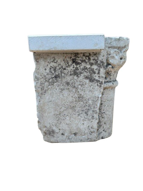 Frammento di colonna con capitello in marmo bianco ( adattato a sostegno)-photo-2