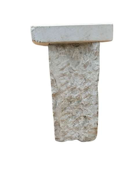 Frammento di colonna con capitello in marmo bianco ( adattato a sostegno)-photo-3