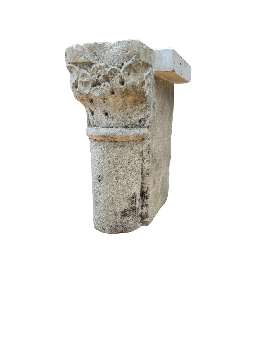 Frammento di colonna con capitello in marmo bianco ( adattato a sostegno)