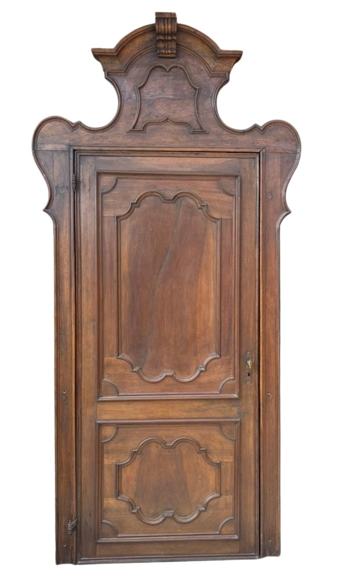 porta lombarda in noce con telaio sagomato