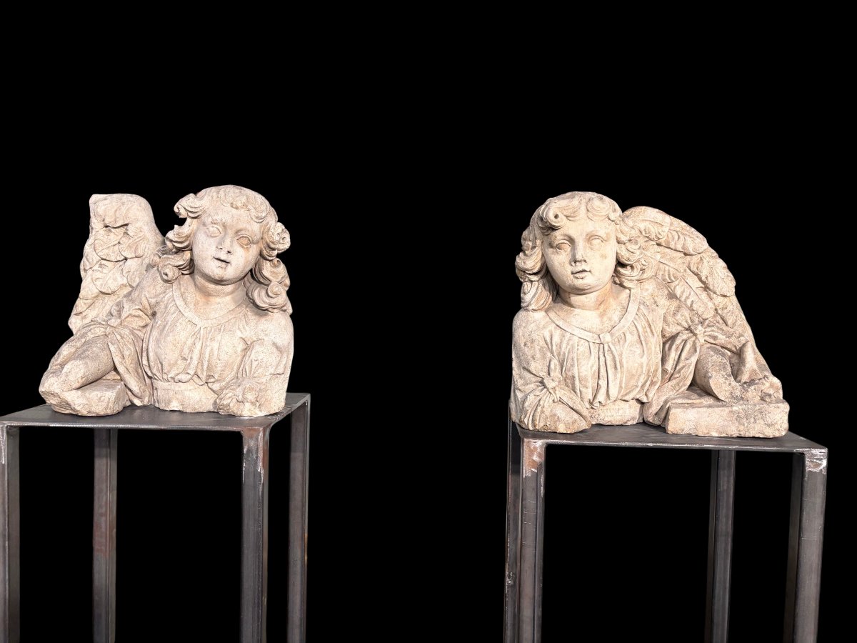 coppia di sculture in pietra raffiguranti angeli