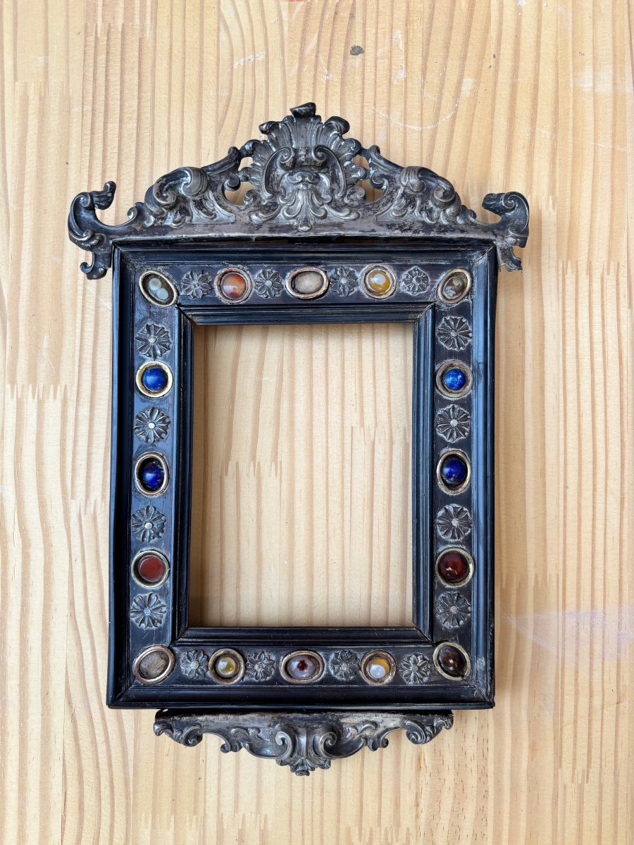 Cornice in legno ebanizzato con inserti in pietre dure