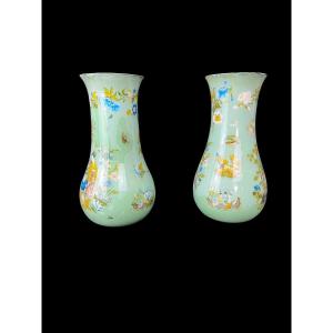 Coppia di vasi in vetro decorati con figurine di gusto orientale