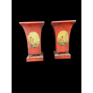 Coppia di vasi in tole peinte a fondo rosso con decori 