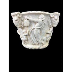 Vaso in marmo bianco con scene di baccanale scolpite di epoca neoclassica