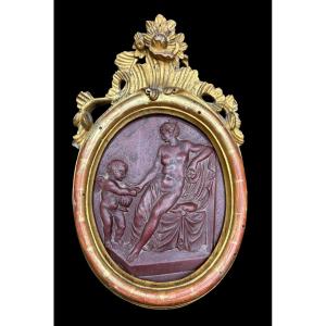 Formella neoclassica in marmo rosso venato con cornice in legno intagliato e dorato del sec. XV