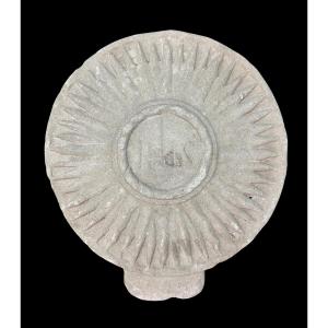 Formella in pietra con il trigramma di San Bernardino da Siena