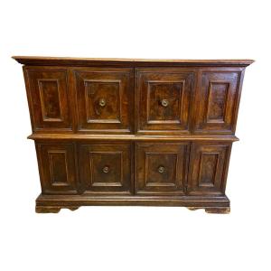 Credenza reggiana in noce con pannelli lastronati