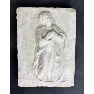 Formella in marmo bianco raffigurante la Vergine Immacolata