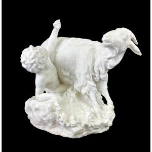 Scultura in marmo bianco raffigurante Zeus allattato dalla capra Amaltea