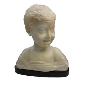 Busto di fanciullo in marmo che ride