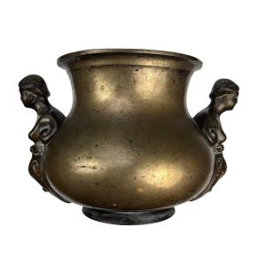 Brocca in bronzo con doppia impugnatura a figura umana