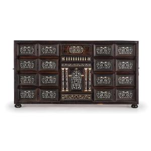 Monetiere in legno ebanizzato con intarsi in avorio 