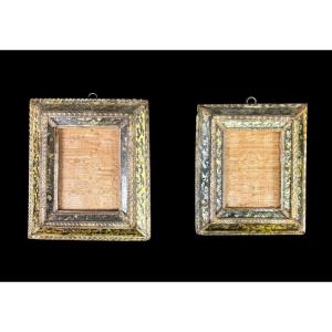 Coppia di cornici in legno dorato e vetri decorati con torchon