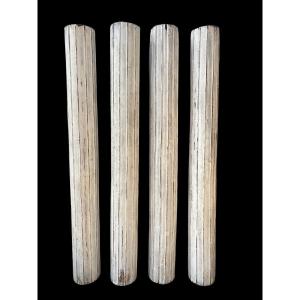 Quattro colonne in legno di teak laccato chiaro