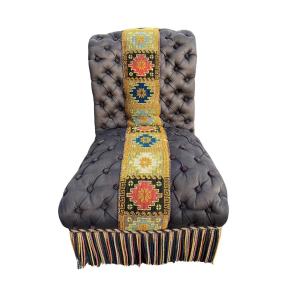 Poltroncina toscana  in tessuto con decorazione a perline