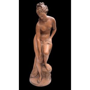 scultura in terracotta raffigurante Venere al bagno