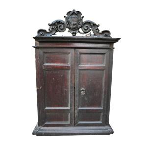 stipo in noce con cimasa traforata con stemma nobiliare