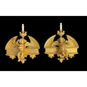 Coppia di sculture raffiguranti angeli in legno intagliato e dorato