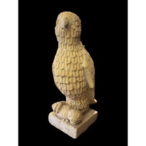 Scultura raffigurante un rapace che trattiene tra le zampe un serpente 