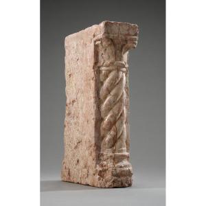 lesena con colonna tortile in marmo rosso di Verona