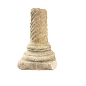 Colonna in marmo bianco con scanalature elicoidali e capitello