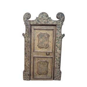 Porta laccata con formelle su entrambe le facciate e con telaio sagomato, Marche 