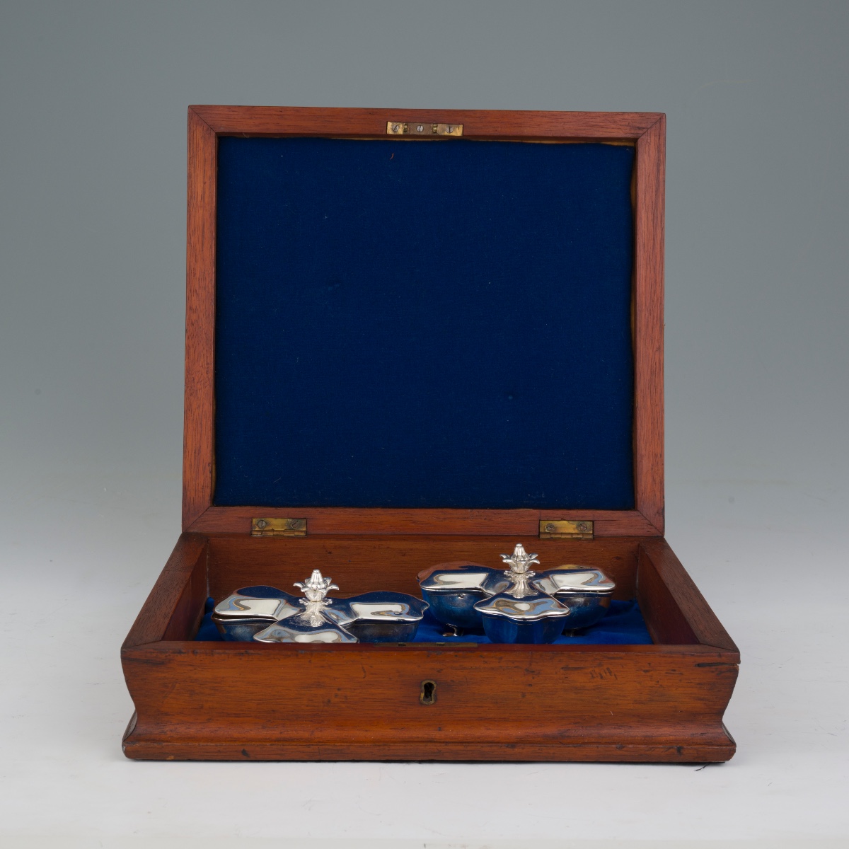 Coppia di saliere con corpi sagomati a motivo di trifoglio-photo-2