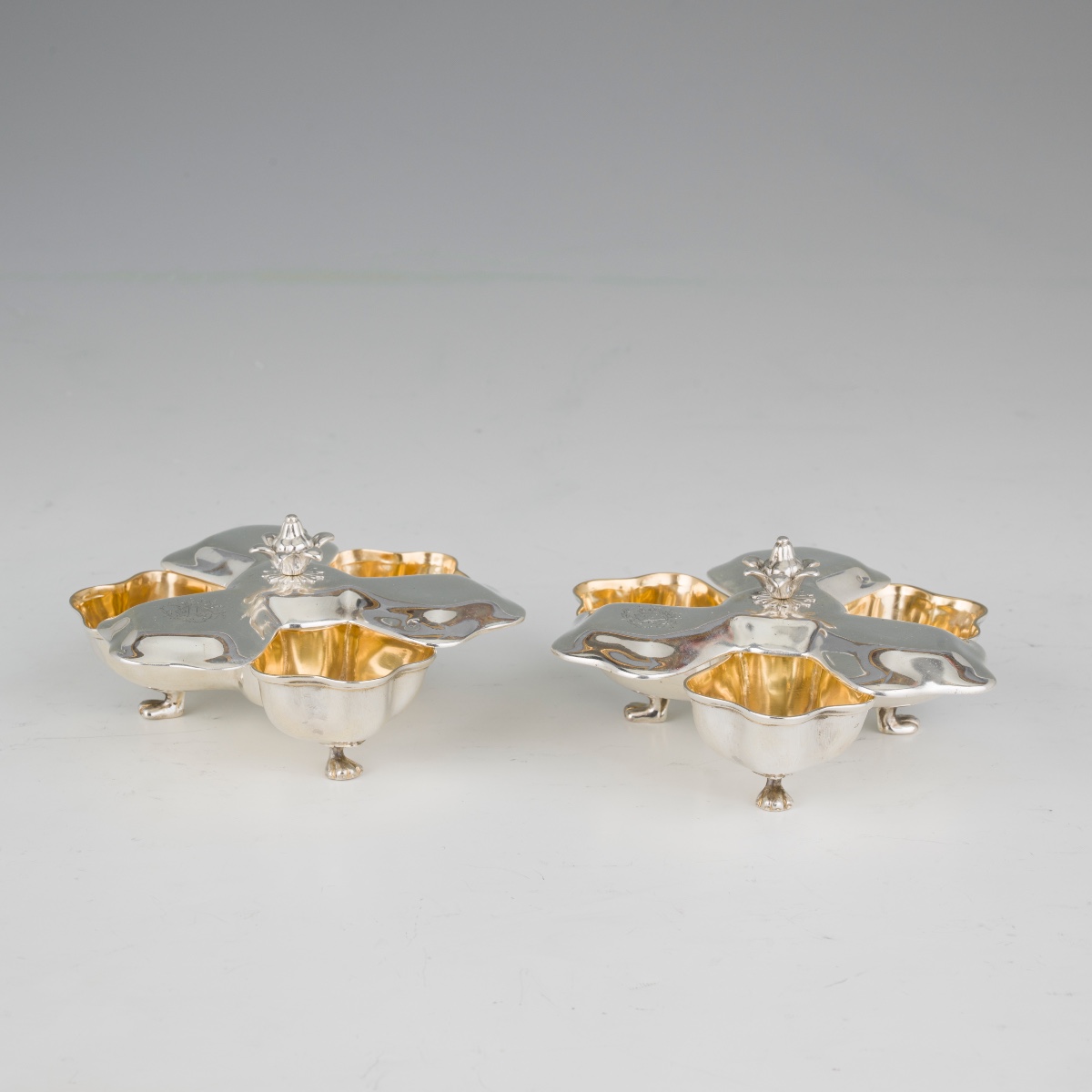 Coppia di saliere con corpi sagomati a motivo di trifoglio-photo-3