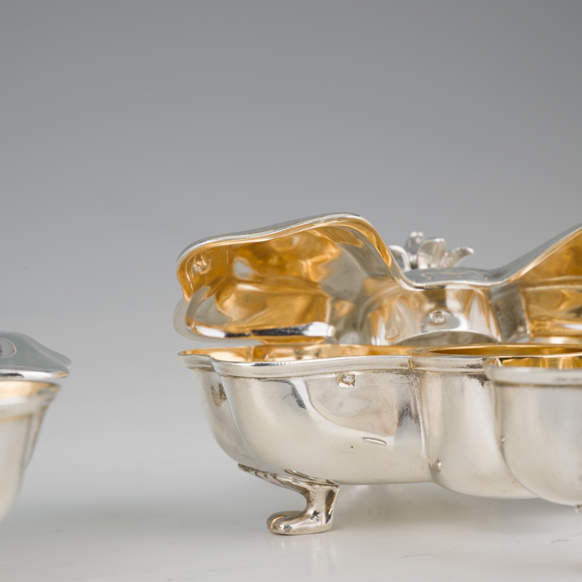 Coppia di saliere con corpi sagomati a motivo di trifoglio-photo-2