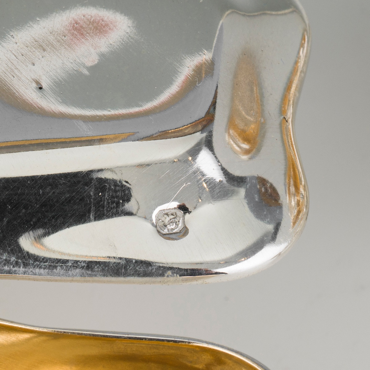 Coppia di saliere con corpi sagomati a motivo di trifoglio-photo-3