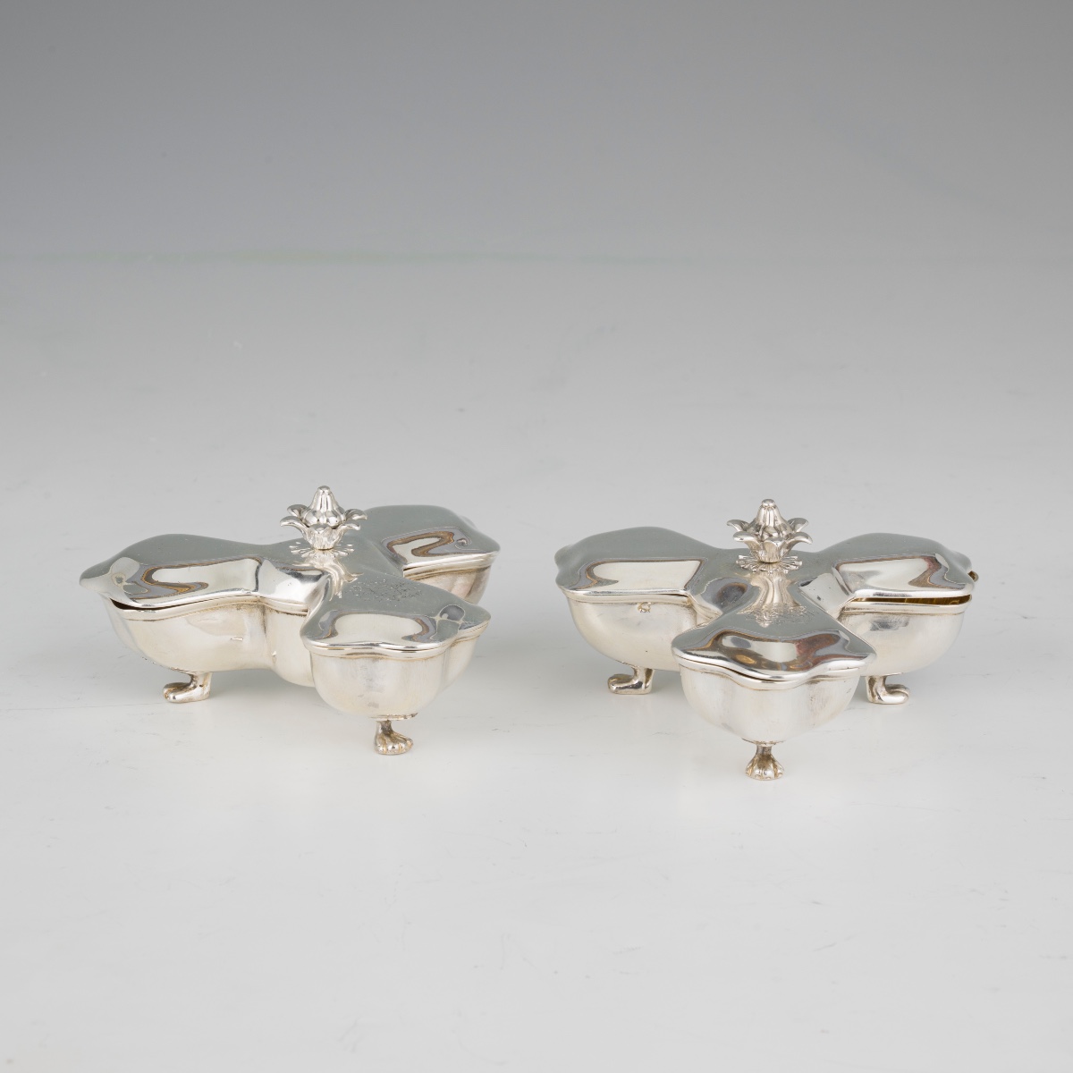 Coppia di saliere con corpi sagomati a motivo di trifoglio