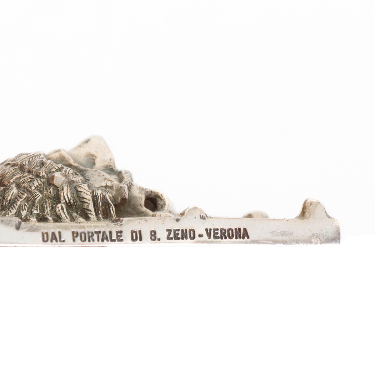 Quindici formelle realizzate a riprendere parte delle placche presenti sulla porta della Basili-photo-2