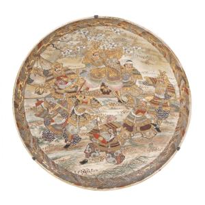 Grande piatto con scene di combattimento tra Samurai