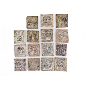 Quindici formelle realizzate a riprendere parte delle placche presenti sulla porta della Basili