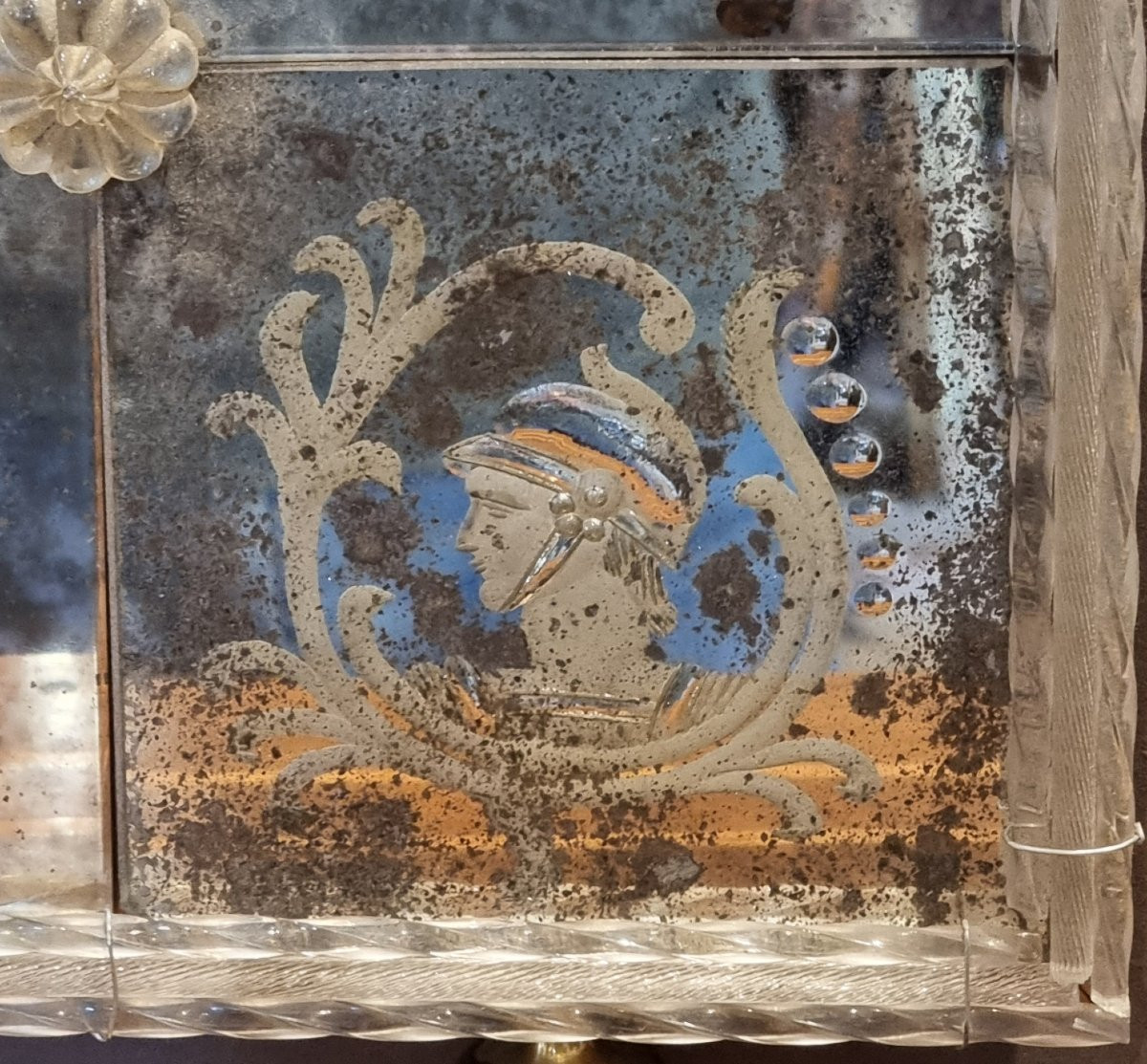 Specchiera veneziana d’inizio Novecento con vetri incisi e molati a mano-photo-2