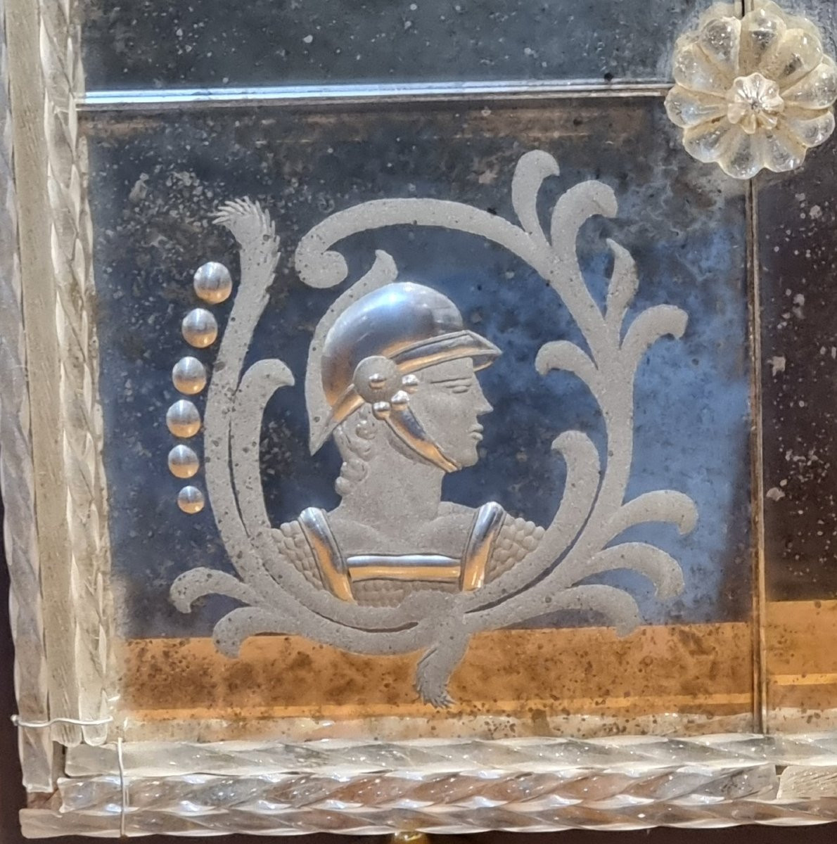 Specchiera veneziana d’inizio Novecento con vetri incisi e molati a mano-photo-3