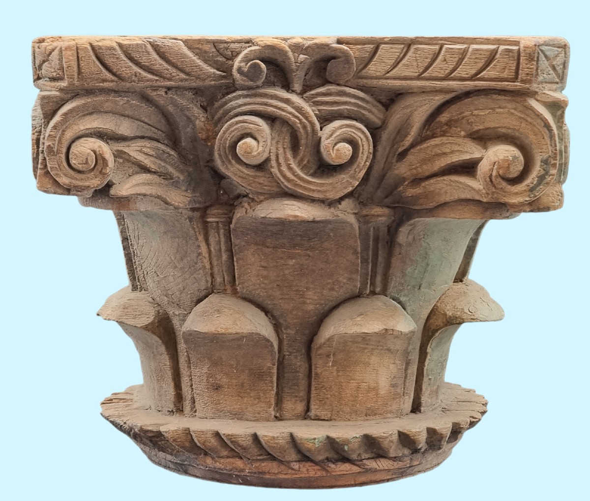 Coppia di capitelli intagliati di gusto coloniale