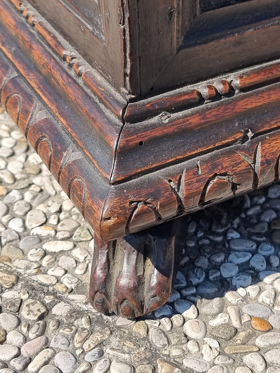 Cassapanca in noce intarsiata e pirografata – Italia centrale, inizi del XVII secolo-photo-3