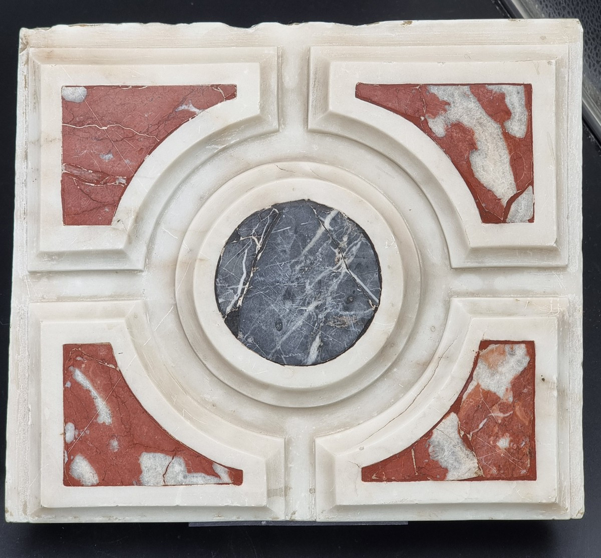 Coppia di frammenti architettonici rinascimentali in marmo policromo