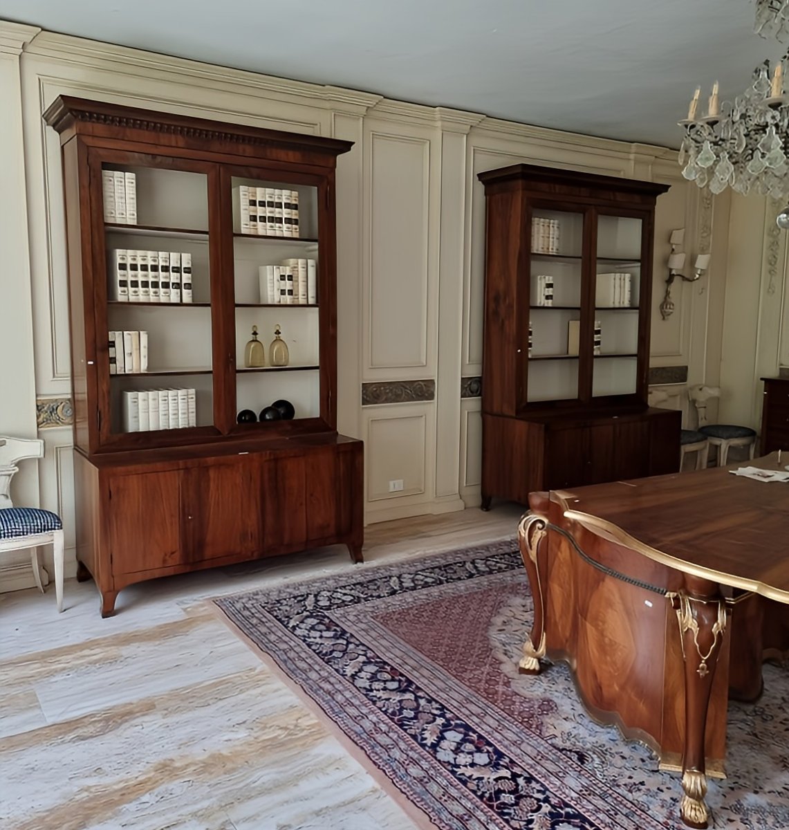 Coppia di credenze librerie a due corpi in noce intagliato – Veneto, primi decenni del XIX seco-photo-2